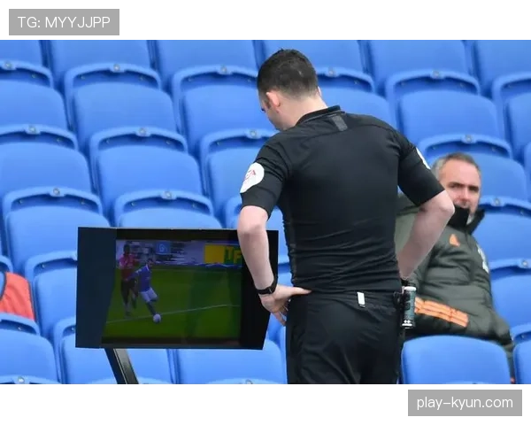 特写：终场哨响，诺伊尔独自站立于门前的身影